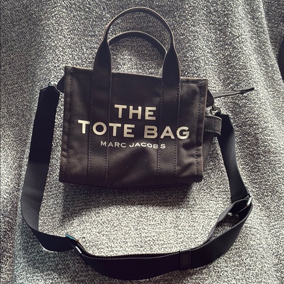 Marc Jacobs Handbags - Marc Jacobs Black Messenger Bag